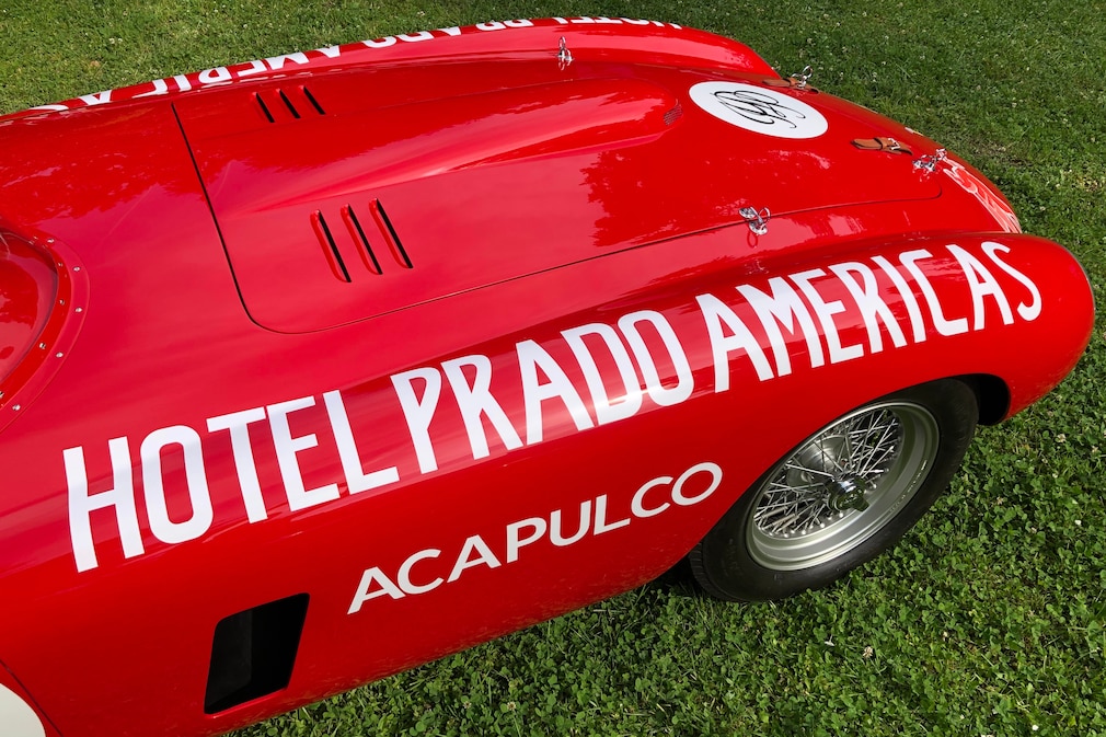 Große Aufschrift "Hotel Prado Americas Acapulco" in weiß auf dem roten Kotflügel eines Ferrari