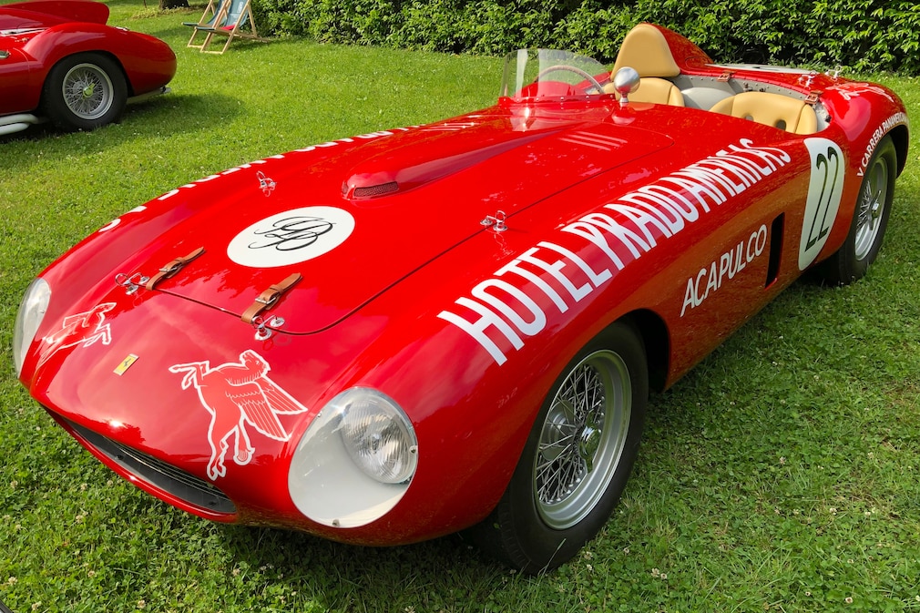 Roter Ferrari 250 Monza mit Scaglietti-Karosserie von 1954 von schräg vorn