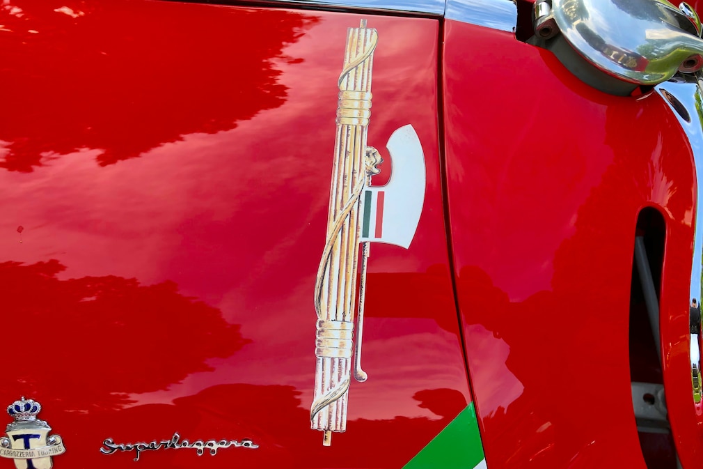 Rutenbündel der Liktoren als Aufkleber auf dem Alfa Romeo 8C von 1938