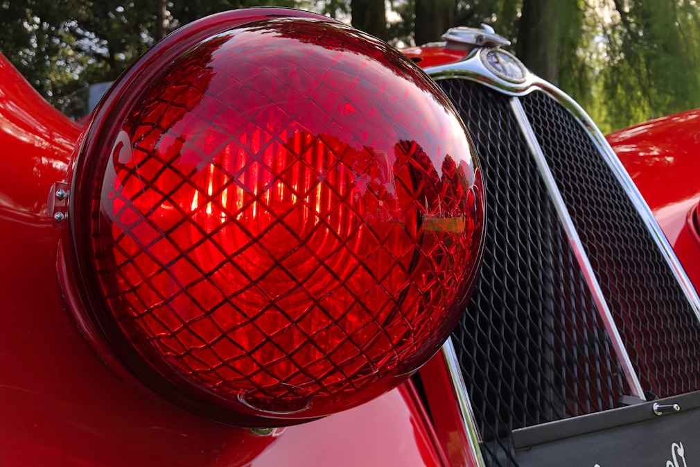 Scheinwerfer des Alfa Romeo 8C mit roter Kappe