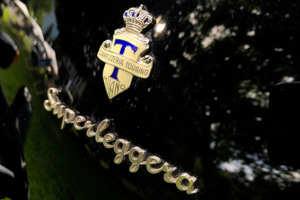 Wappen oder Logo der Carrozzeria Touring und Schriftzug Superleggera