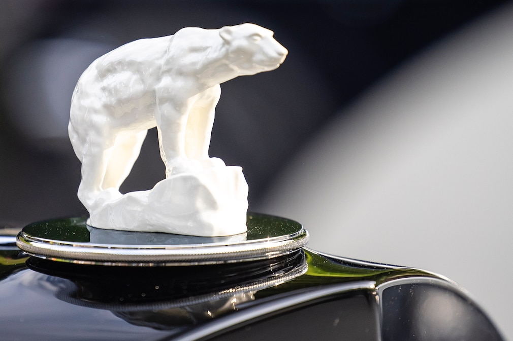 Weiße Kühlerfigur in Form eines Eisbären