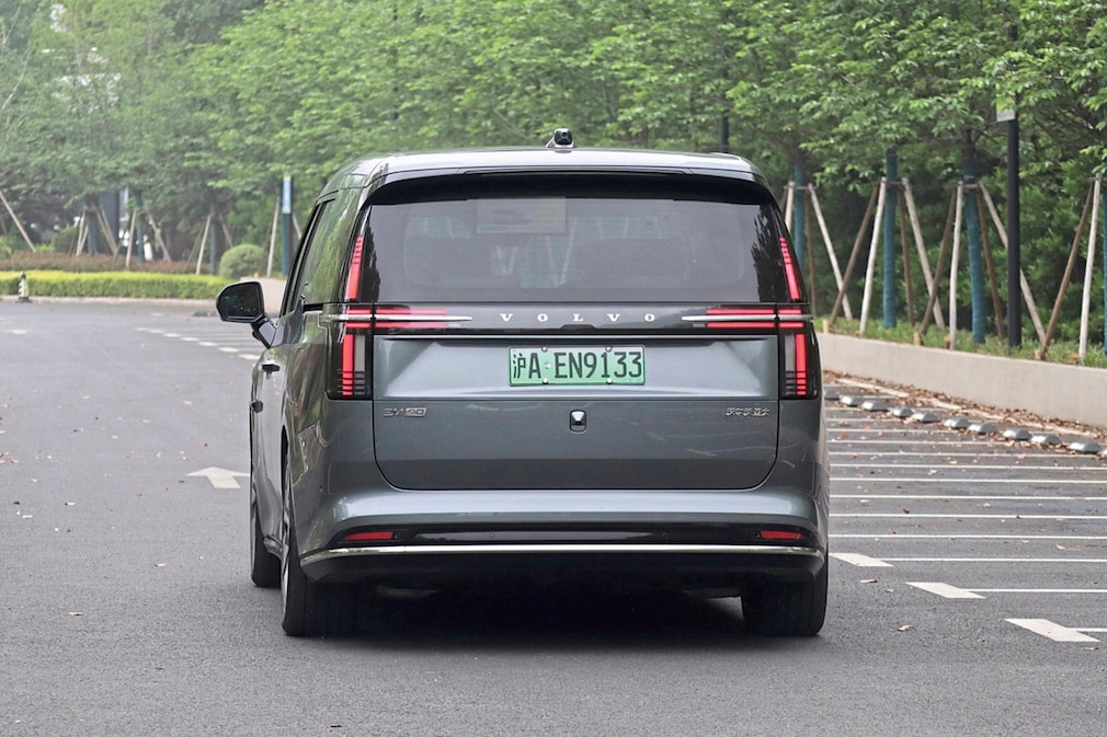 Volvo EM90
