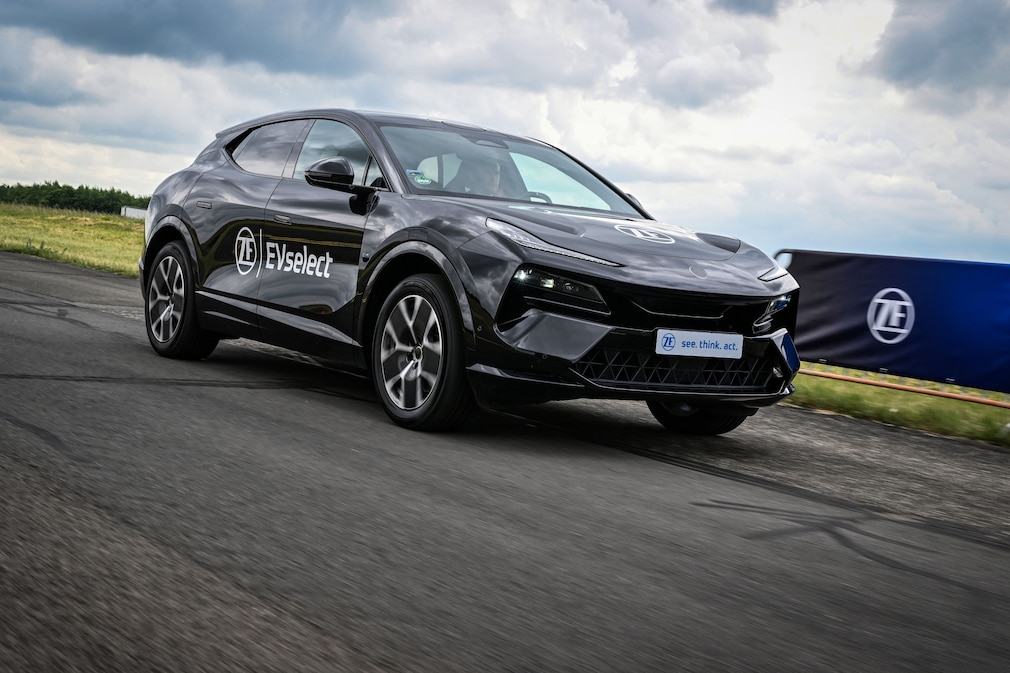 EVSelect auf Basis eines Lotus Eletre auf dem Flughafen Zweibrücken