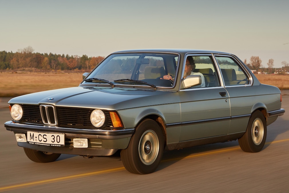 BMW 3er Dreier E21 fahrend von schräg vorn