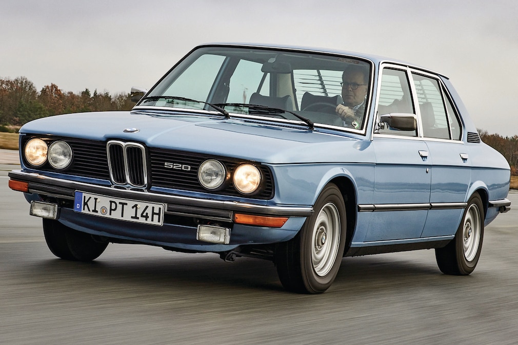 BMW 5er Fünfer E12 fahrend von schräg vorn