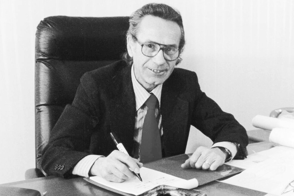 historisches Schwarzweißfoto, Giovanni Michelotti am Schreibtisch