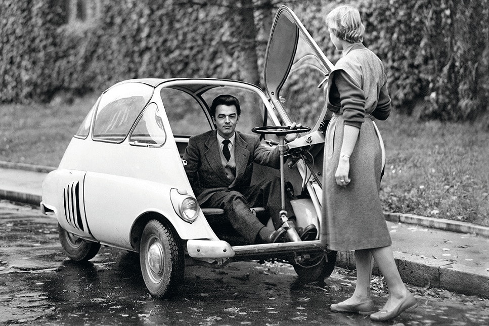 historisches Schwarzweißfoto von der Iso Isetta