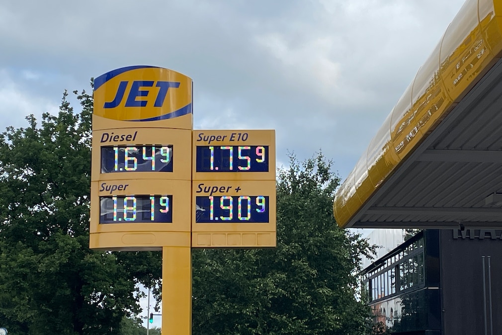 Tankstellentafel mit Diesel- und Benzinpreis in Hamburg-Osdorf, 16. Juni 2025