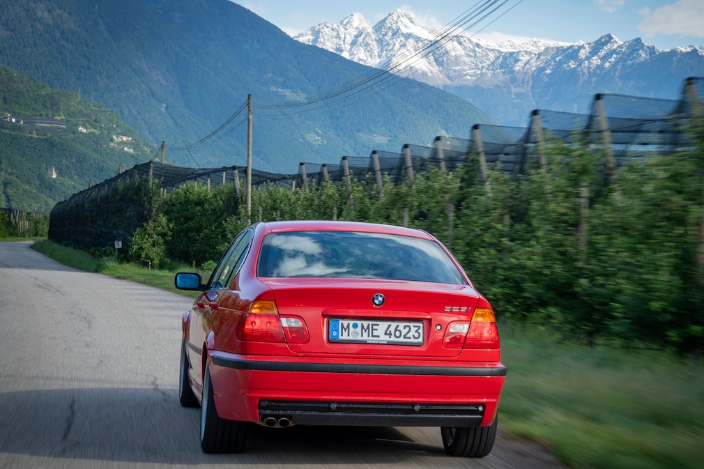 BMW 3er Dreier: 323i E46 fahrend schräg von hinten