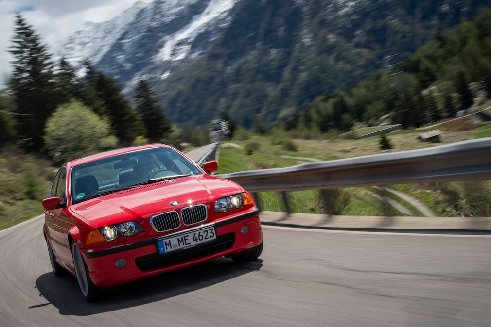 BMW 3er Dreier: 323i E46 fahrend schräg von vorn