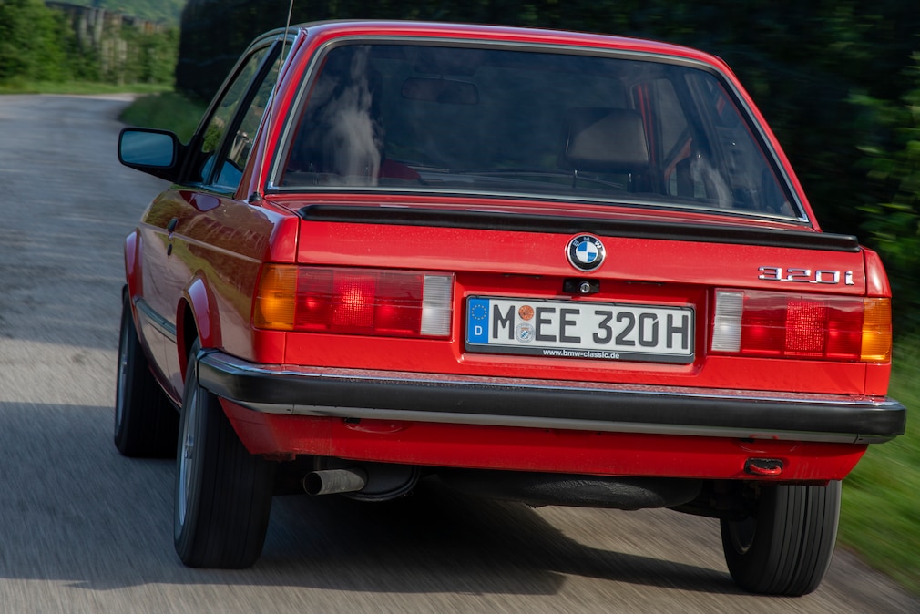BMW 3er Dreier: BMW 320i E30 fahrend von hinten