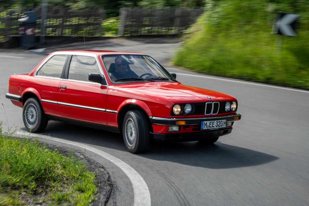BMW 3er Dreier: BMW 320i E30 von schräg vorn in der Kurve