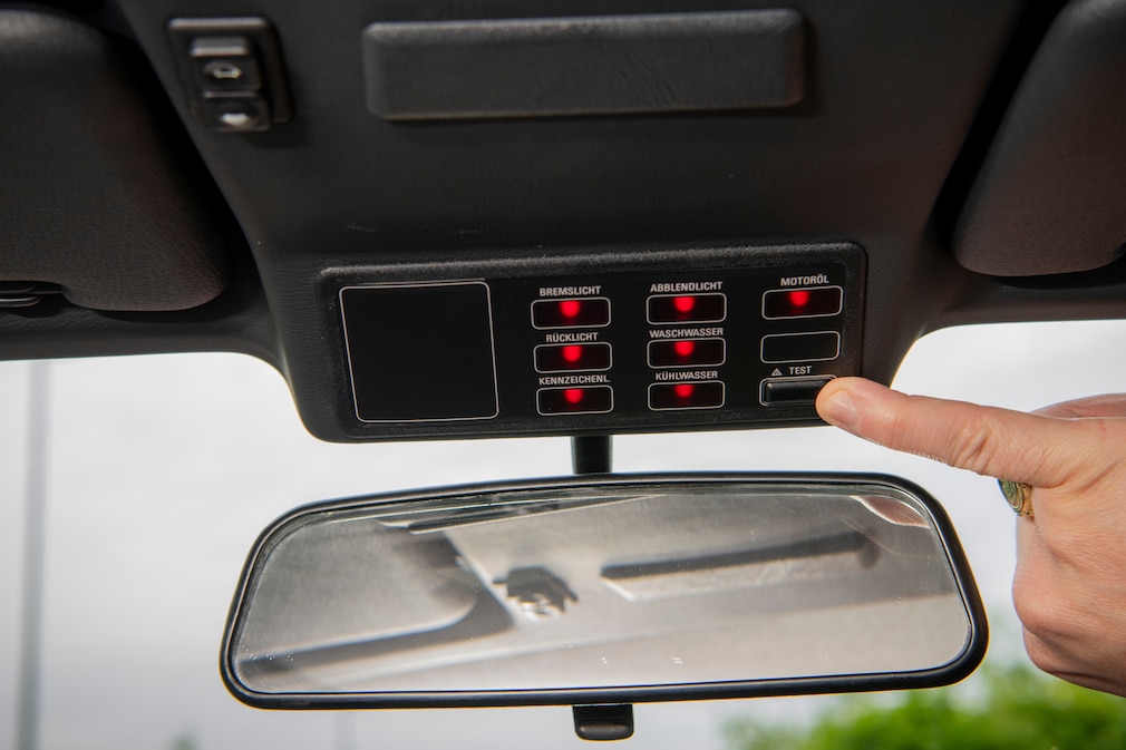 BMW Dreier 320i (E30), Check Control überm Innenspiegel