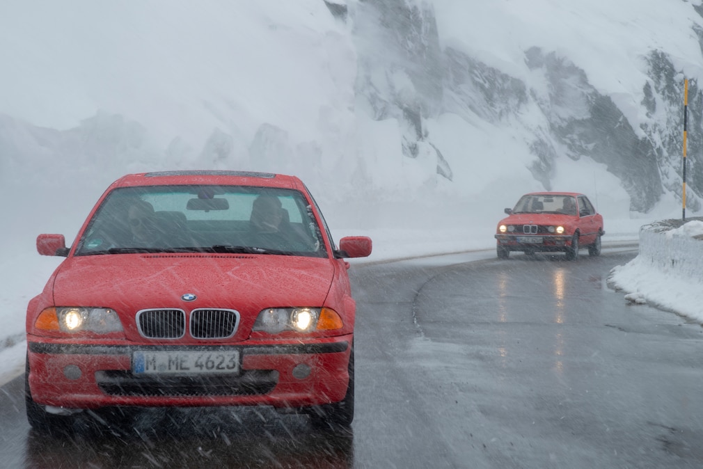 BMW Dreier 323i (E46) und 320i (E30) bei Schnee auf nasser Bergstraße