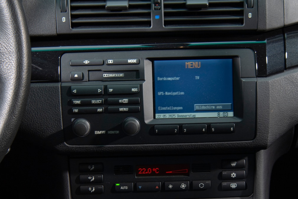 Bildschirm im Cockpit des BMW 323i E46