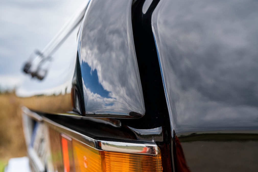 Fuge, großes Spaltmaß seitlich zwischen Seitenteil und umlaufender Heckklappe.