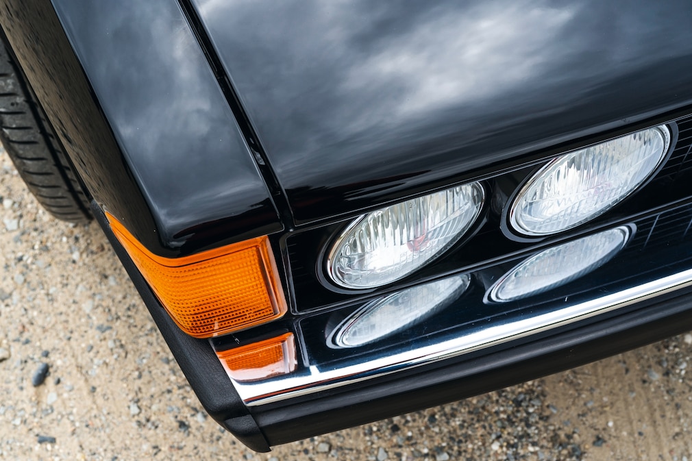 Untypische Kombination: Chromstoßstangen (vor Facelift) und seitliche Blinkleuchten (nach Facelift).