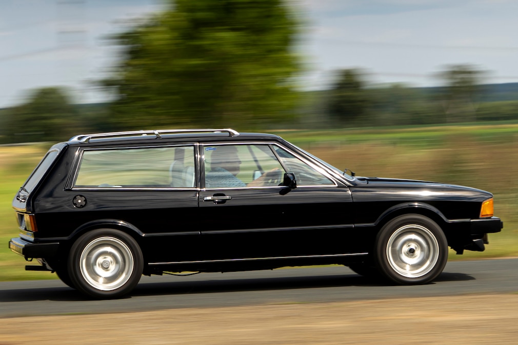 VW Artz Sciwago fahrend von der Seite