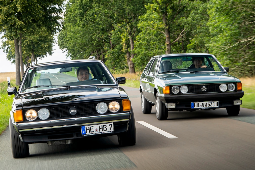 VW Artz Sciwago und VW Scirocco I fahrend von vorn