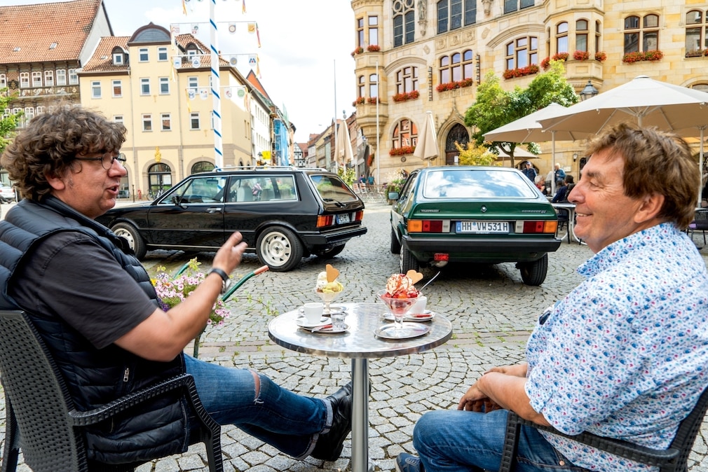 Zwei Männer essen Eisbecher, dahinter stehen ein Artz Sciwago und ein VW Scirocco I.
