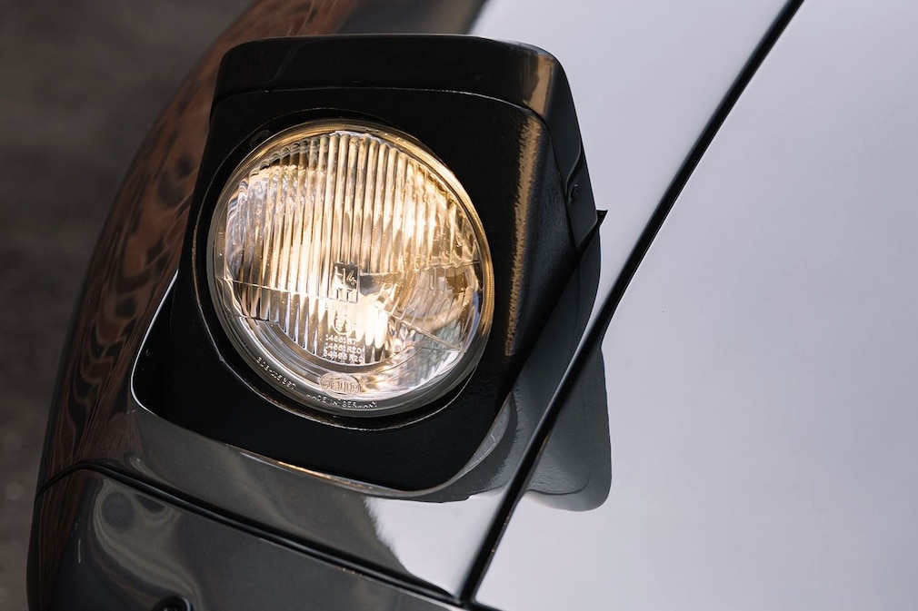 Offene Klappscheinwerfer am Porsche 928