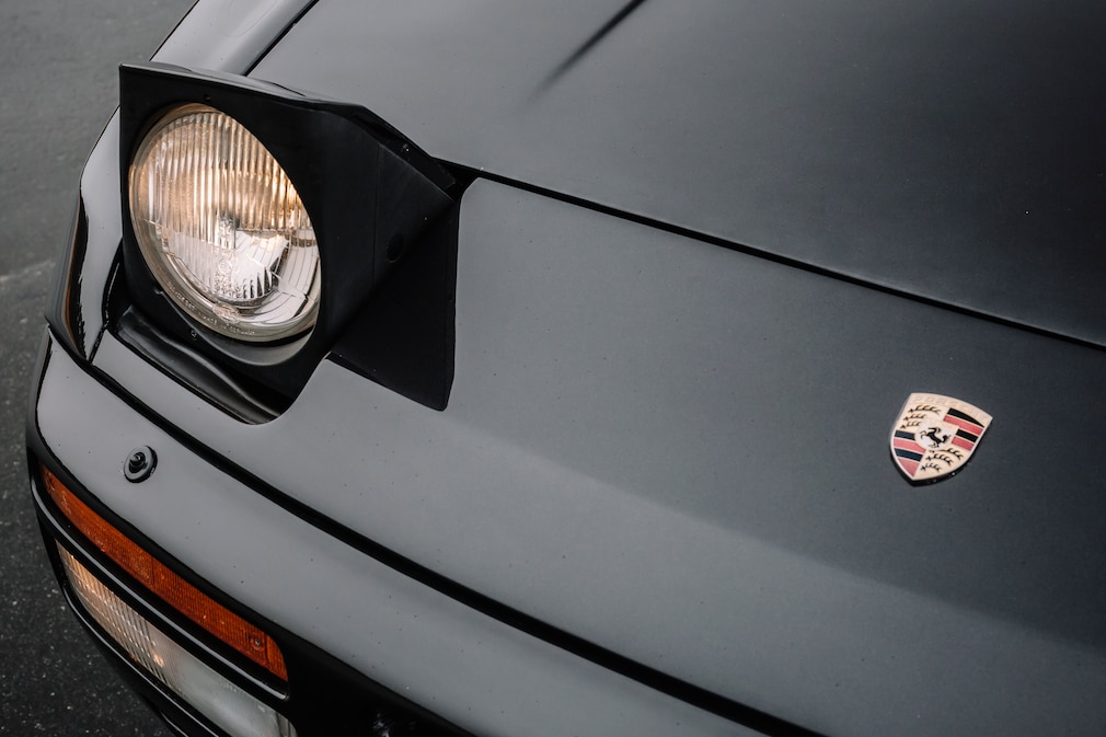 Offener Klappscheinwerfer eines Porsche 944