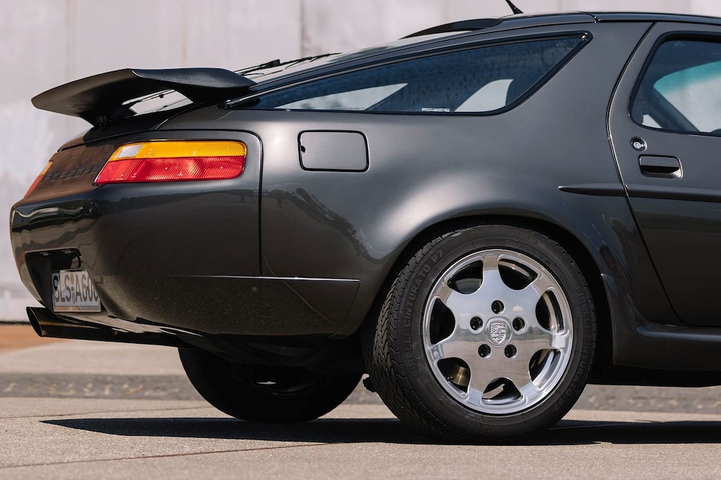 hintere Hälfte des Porsche 928 von der Seite