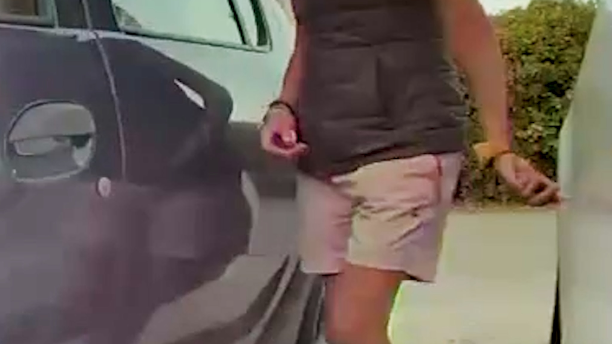Fahrzeugkamera-filmt-Lack-Zerkratzerin-bei-der-Tat