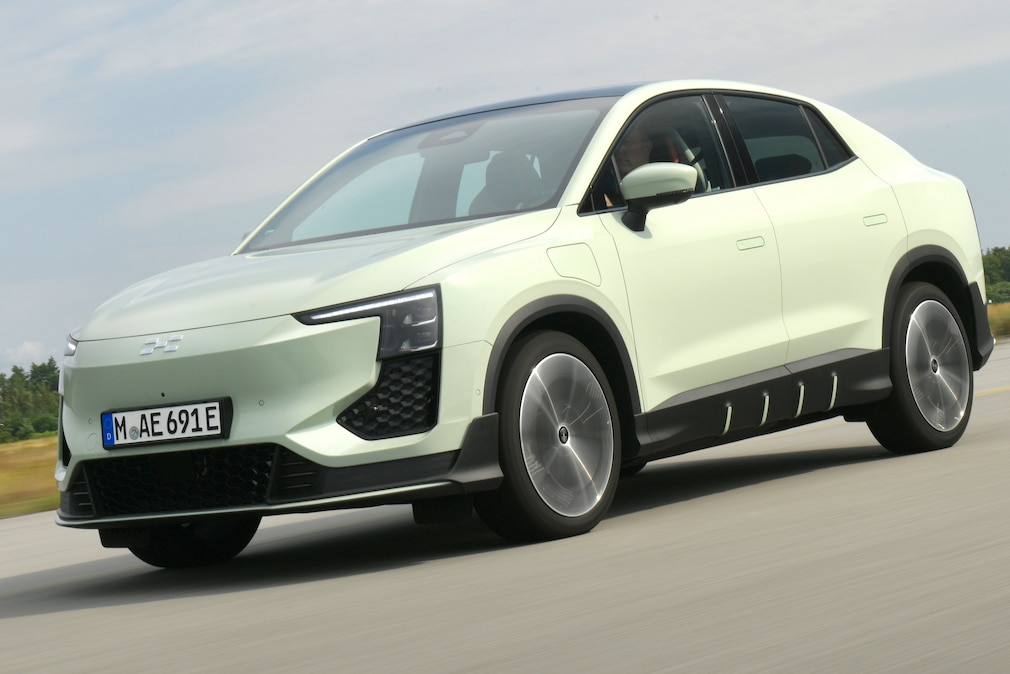 Aiways U6 fahrend von schräg vorn