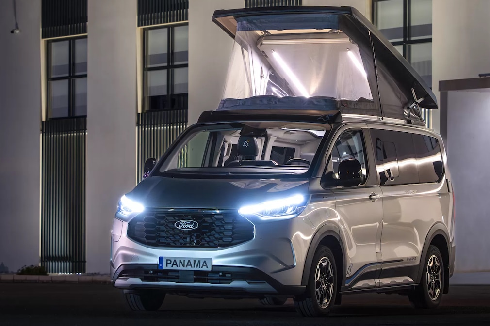 Campervan Panama Peak P/10H von schräg vorn mit aufgestelltem Aufstelldach