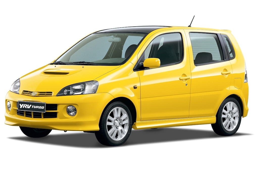 Daihatsu YRV Turbo in Gelb stehend von schräg vorn