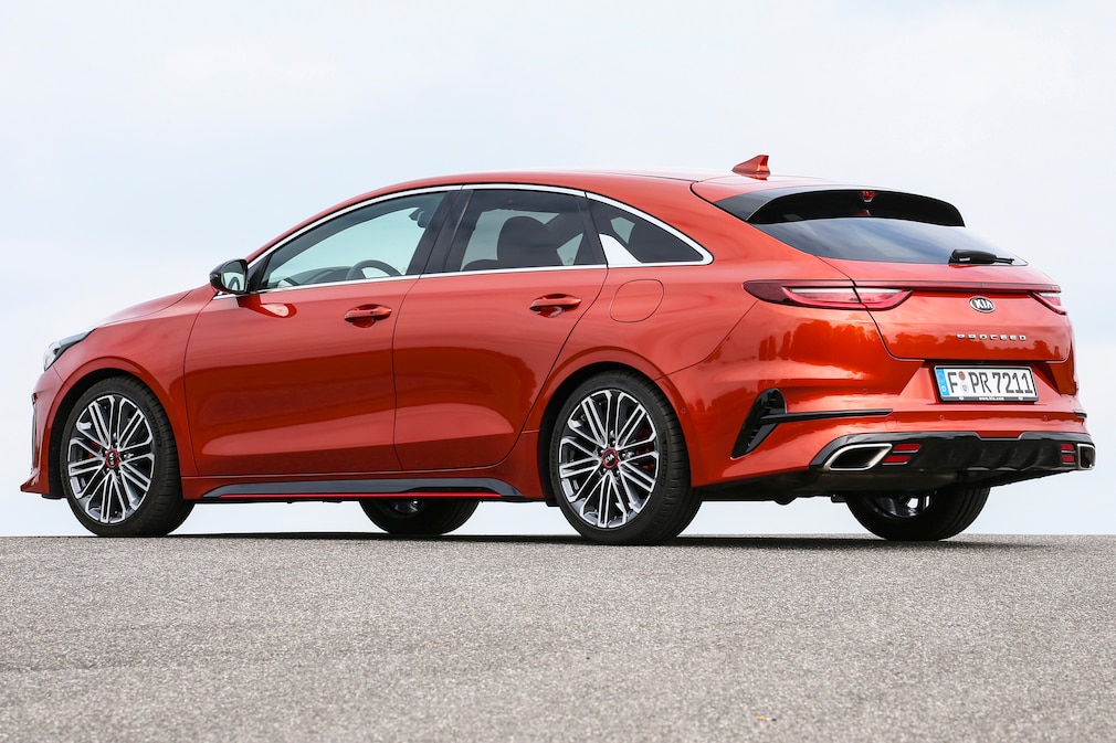 Kia ProCeed III stehend von schräg hinten