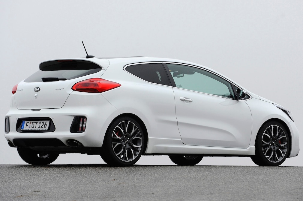 Kia pro_Cee’d II stehend von schräg hinten