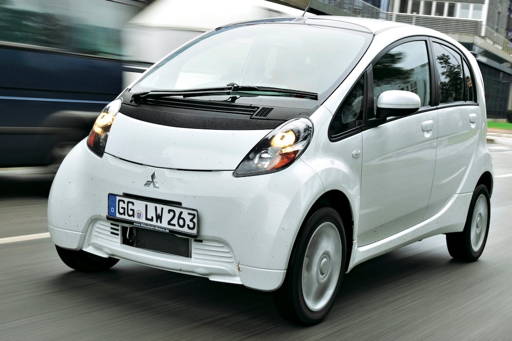 Mitsubishi i-MiEV fahrend von schräg vorn