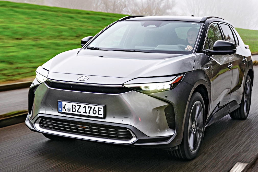 Toyota bZ4X fahrend von schräg vorn