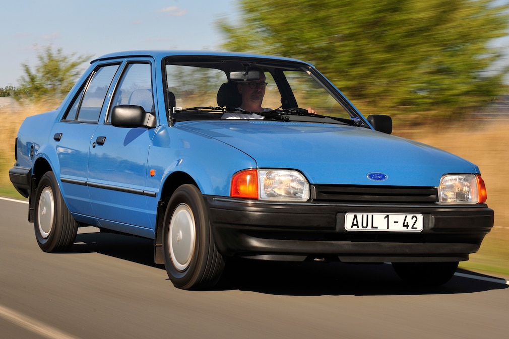 Ford Orion fahrend schräg von vorn