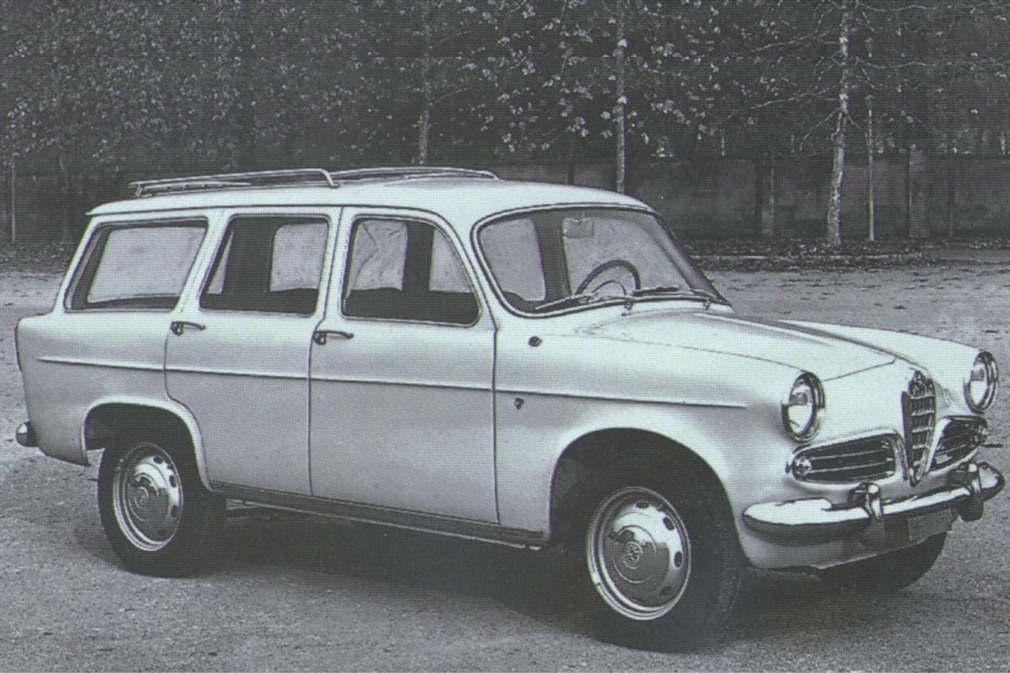 Historisches Schwarzweißfoto von Alfa Romeo Giardinetta Promiscua stehend von schräg vorn