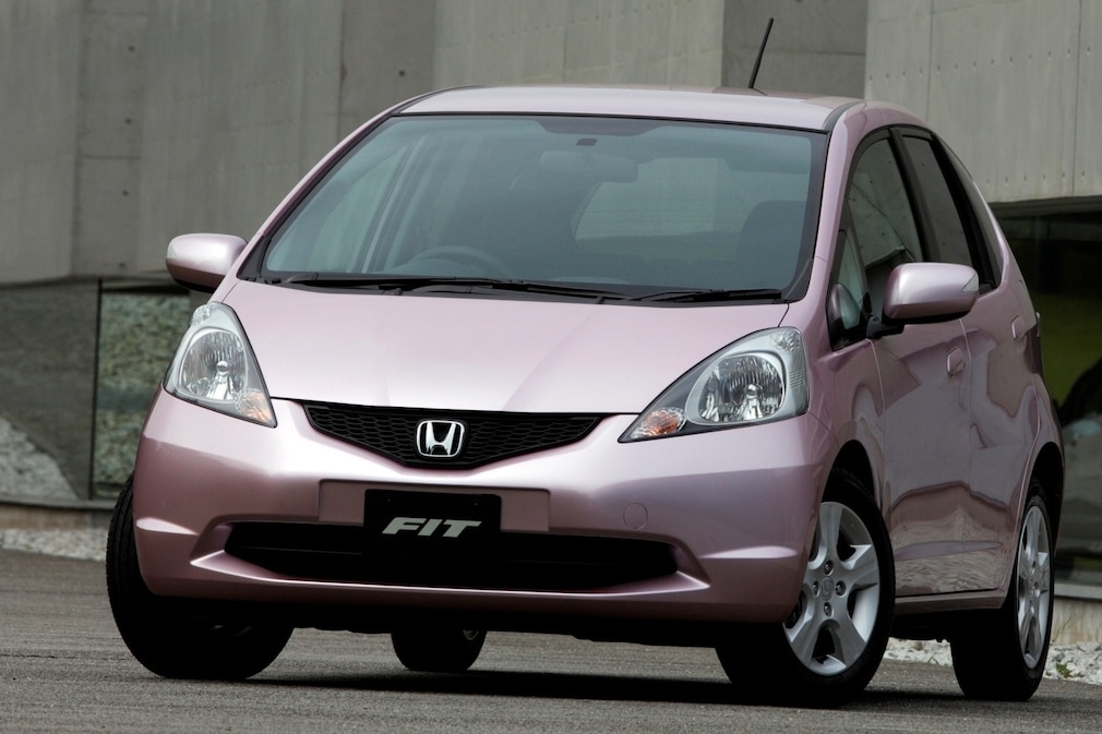 Honda Fit in Rosa metallic stehend von vorn.