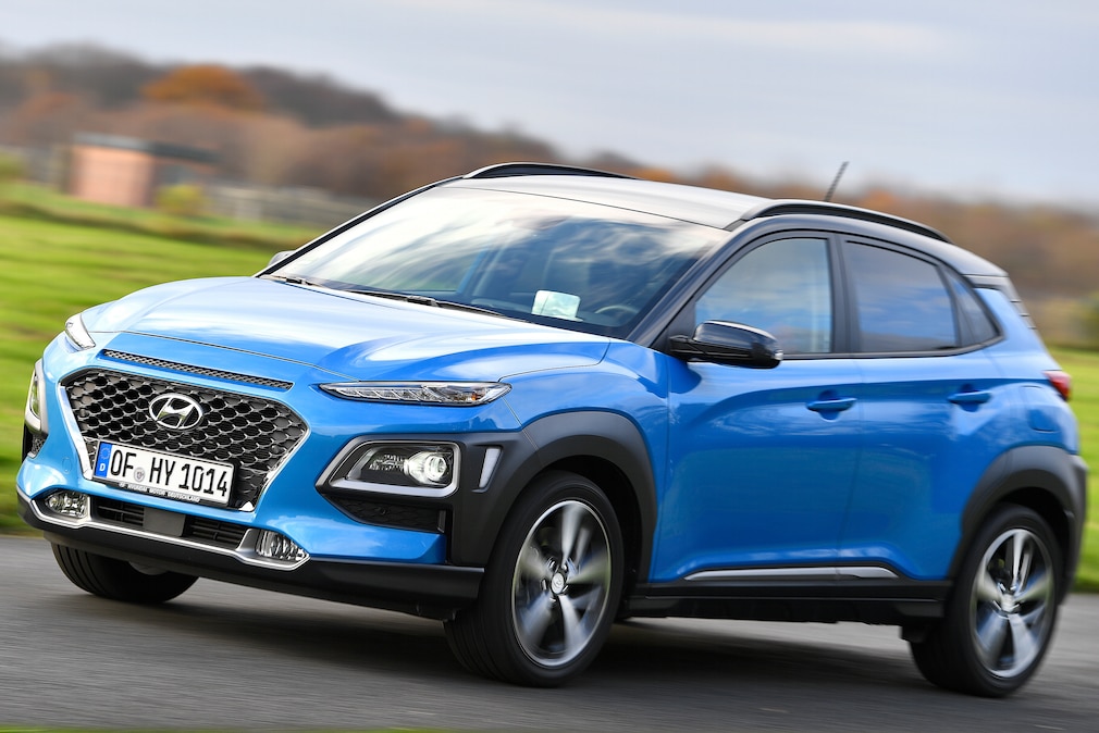 Hyundai Kona fahrend von schräg vorn