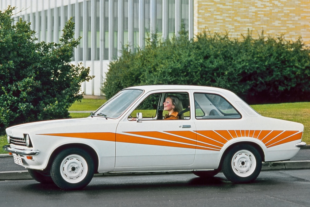 Opel Kadett C, Sondermodell Swinger, von der Seite, mit junger Frau am Steuer