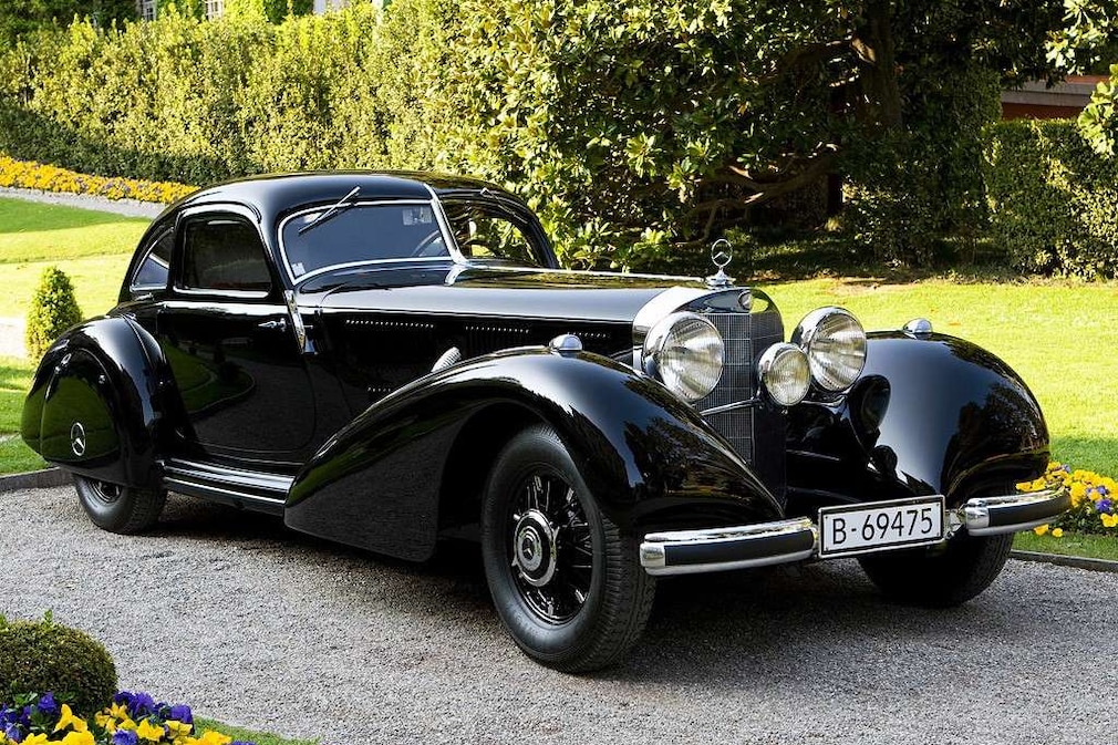 Scharzer Mercedes-Benz 540 K Autobahnkurier stehend von schräg vorn