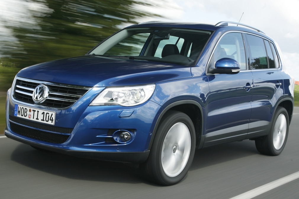 VW Tiguan I fahrend schräg von vorn