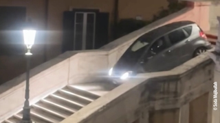 Mercedes auf Abwegen: Vom Navi auf die Treppe geführt?