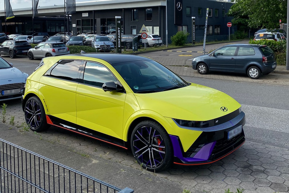 Hyundai Ioniq 5 in violett und gelb