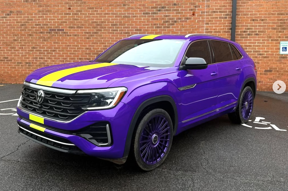 VW Atlas in violett und gelb