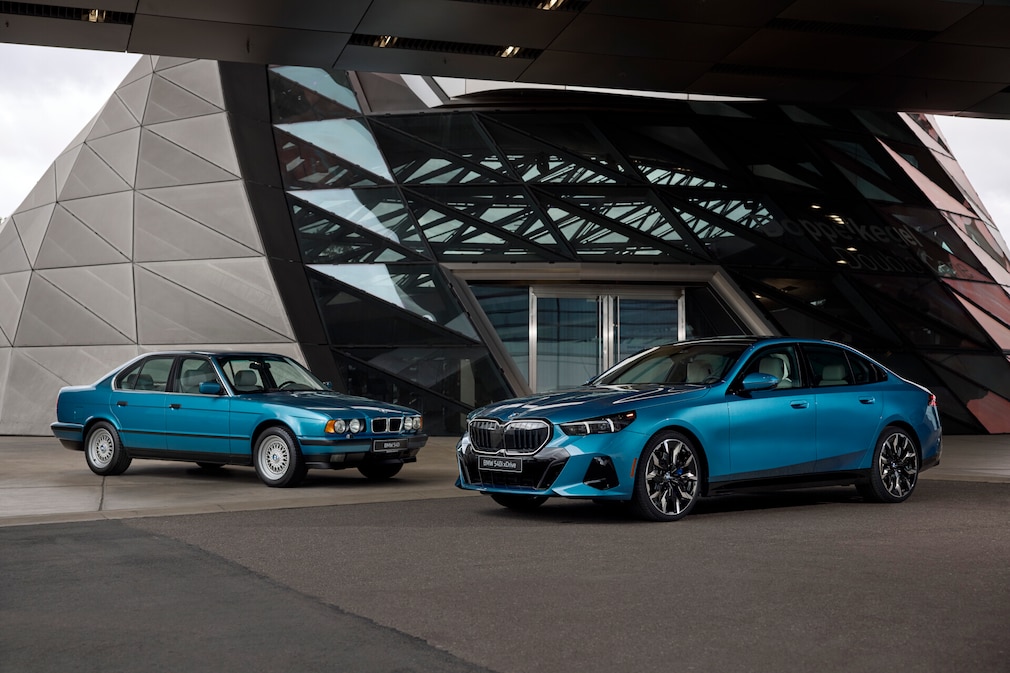 BMW 540i (E34) und der aktuelle 540i Legacy Edition nebeneinander.