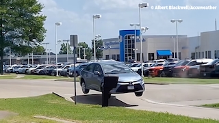 Toyota Corolla hebt von der Straße ab