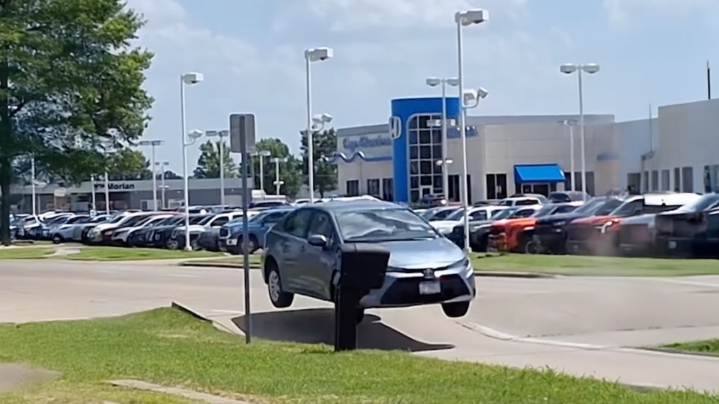 Toyota Corolla hebt von der Straße ab