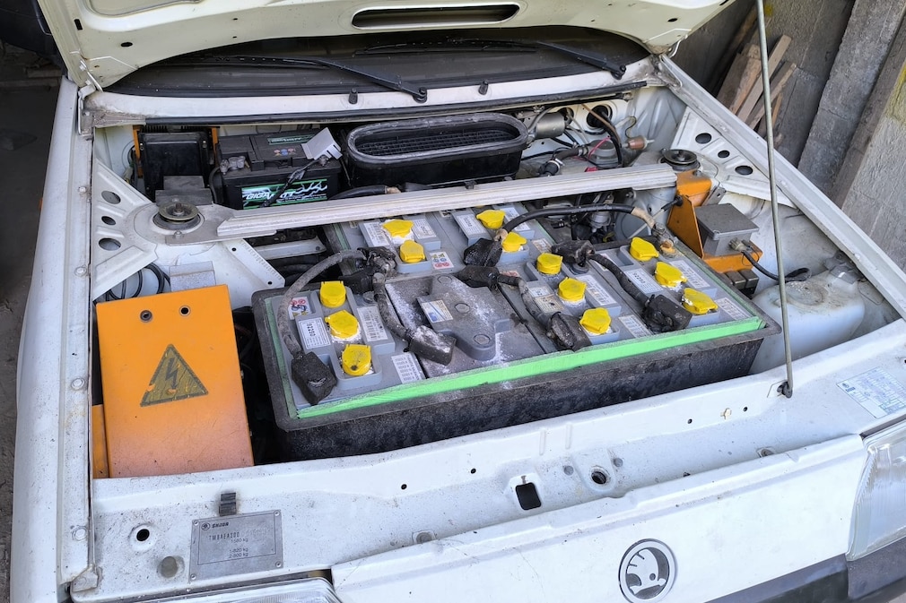 Blei-Säure-Akkus unter der Motorhaube des Skoda Eltra